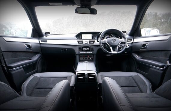 大阪で車内のクリーニング消臭をお考えの方は 煌へおまかせ下さい 車内を全てばらしてクリーニングします