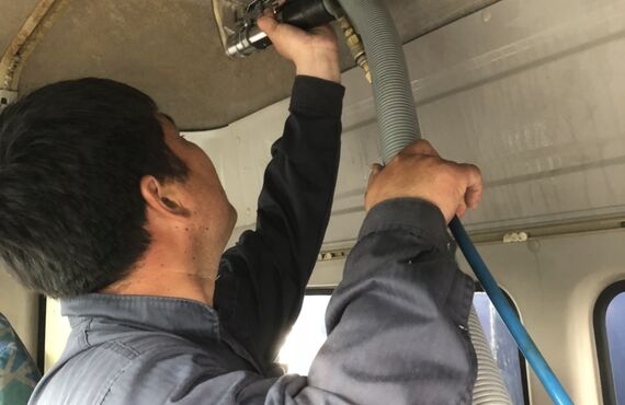 大阪堺で、大型トラックの車内清掃やヤニのクリーニングもおまかせ下さい。