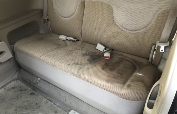 落ちないと諦めた車のシミ・臭いに｜関西の出張車内クリーニングトータルカーサポート煌（きら）